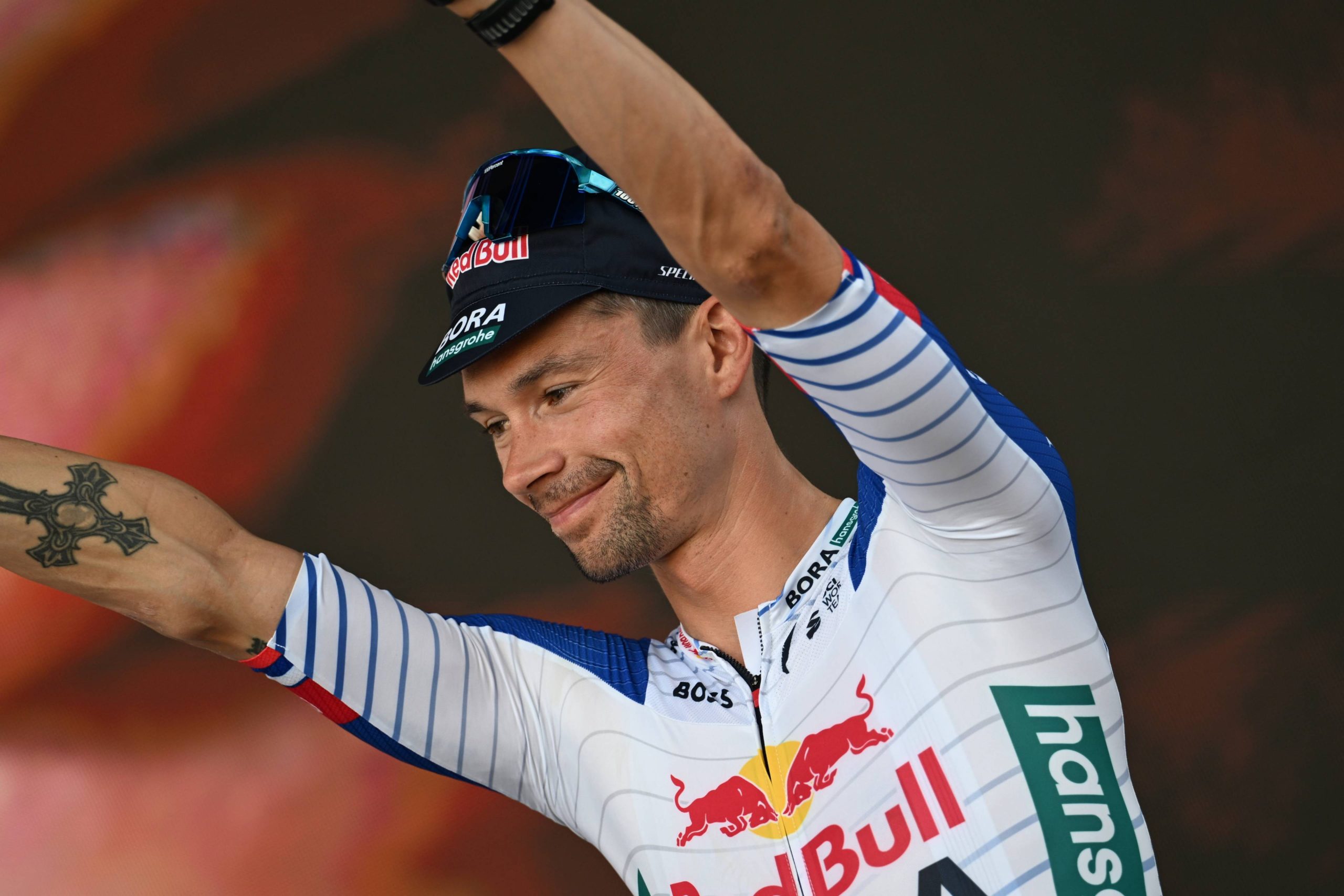 Primoz Roglic celebrando en el podio con el maillot de Red Bull BORA-hansgrohe en 2026