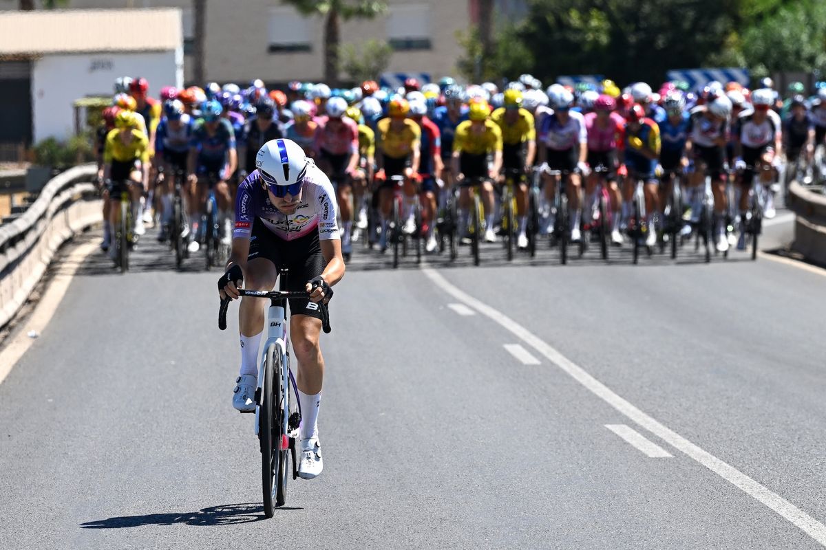 Sinuhé Fernández durante la fuga de la etapa 8 de La Vuelta 2026