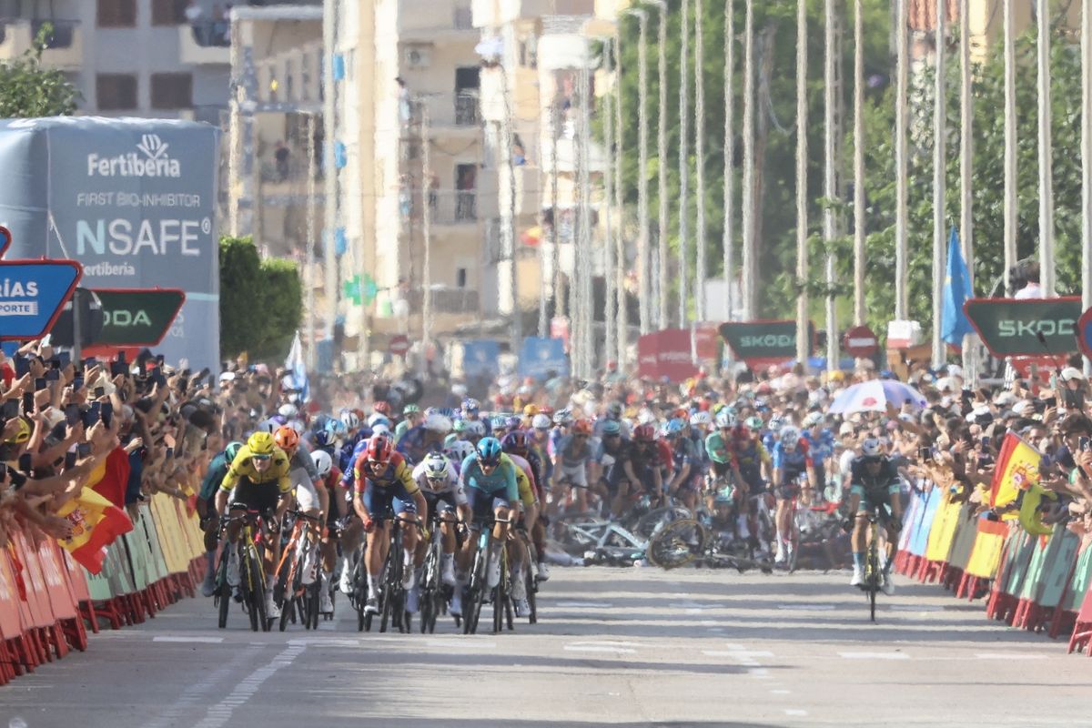 Caída en el final de la etapa 8 de La Vuelta 2026 en Xeraco