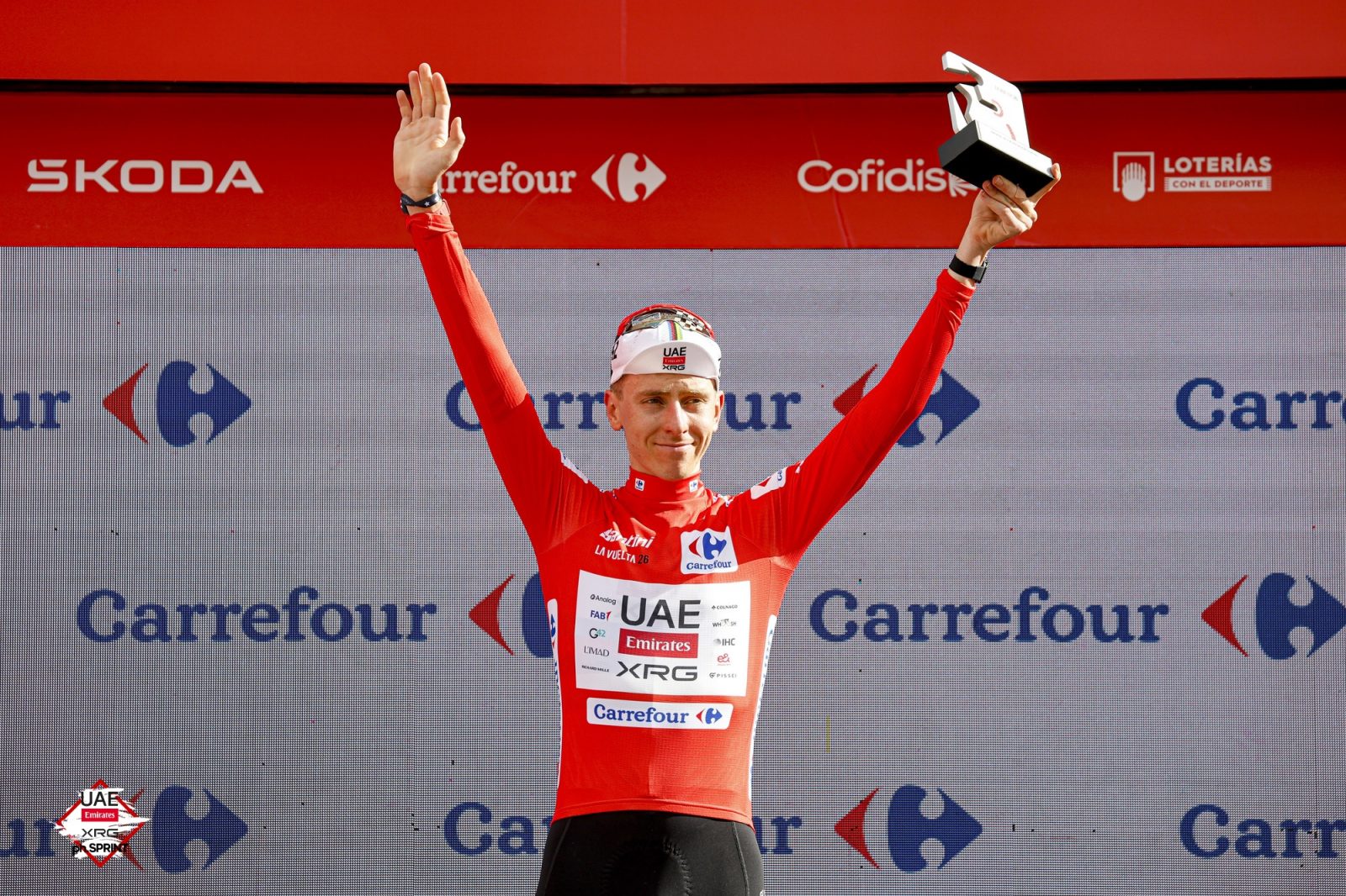 Tadej Pogacar con la camiseta roja de La Vuelta a España 2026