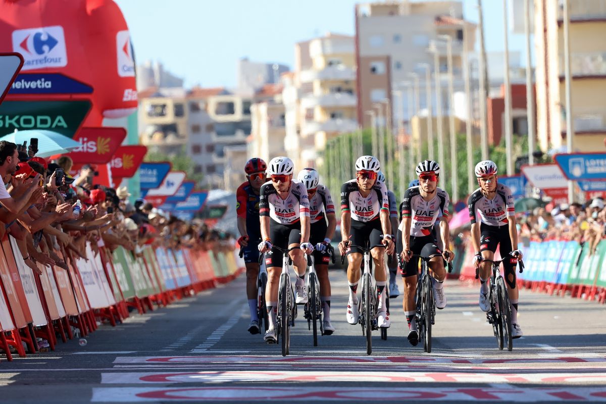 Corredores de UAE Team Emirates-XRG tras la etapa 8 de La Vuelta 2026