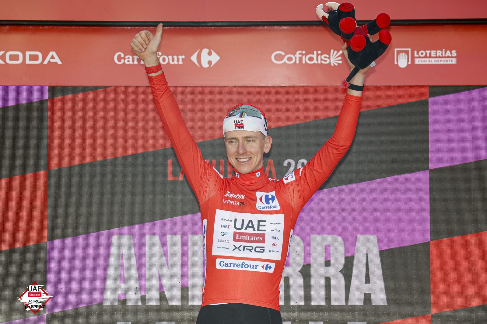 Tadej Pogacar en el podio con el maillot rojo de La Vuelta 2026