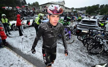 Etapa 3 Vuelta a España 2026 cancelada: así queda la general Wout van Aert busca refugio tras la granizada de la etapa 3 de La Vuelta 2026