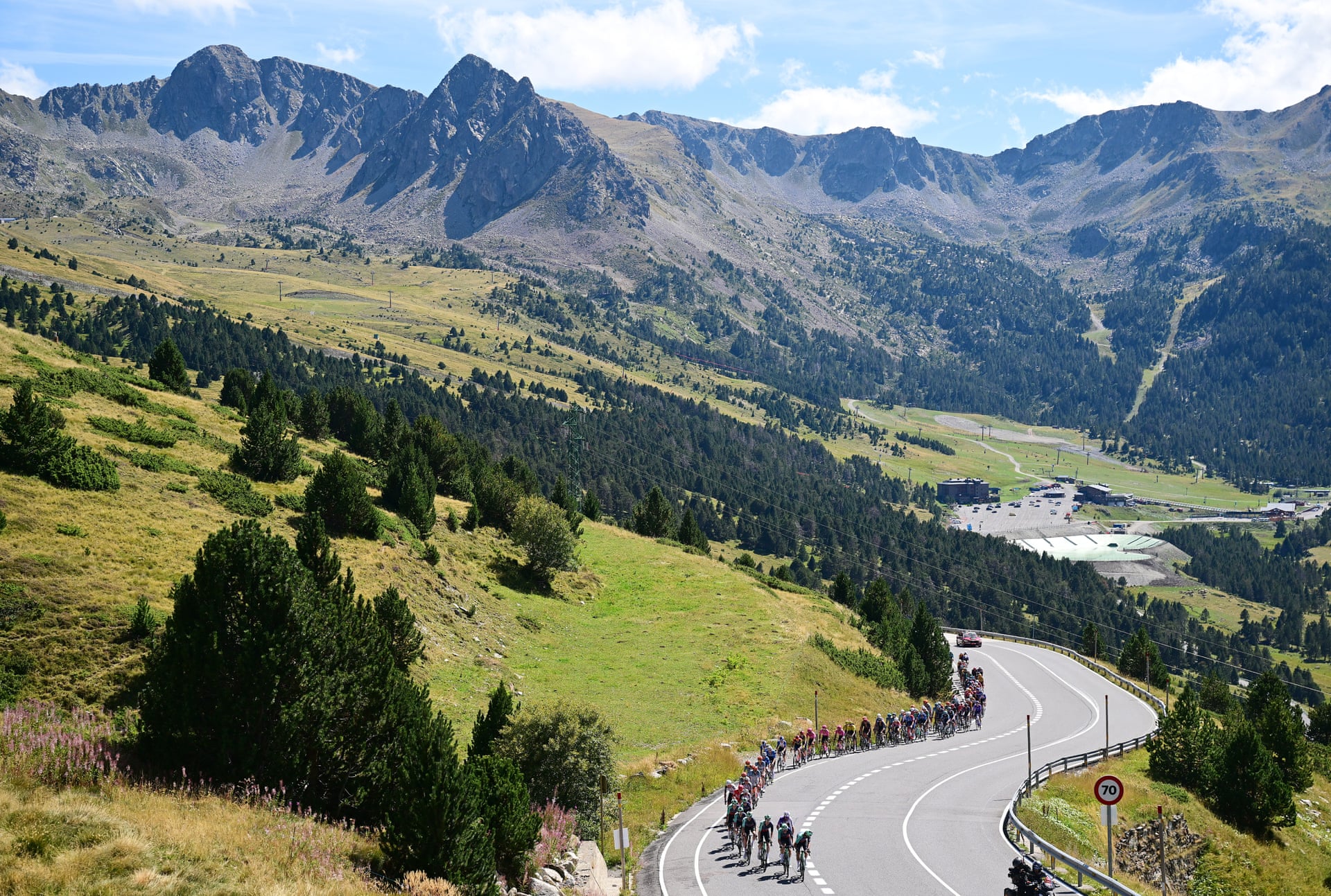 Pelotón de La Vuelta 2026 subiendo el Port d'Envalira en la etapa 4