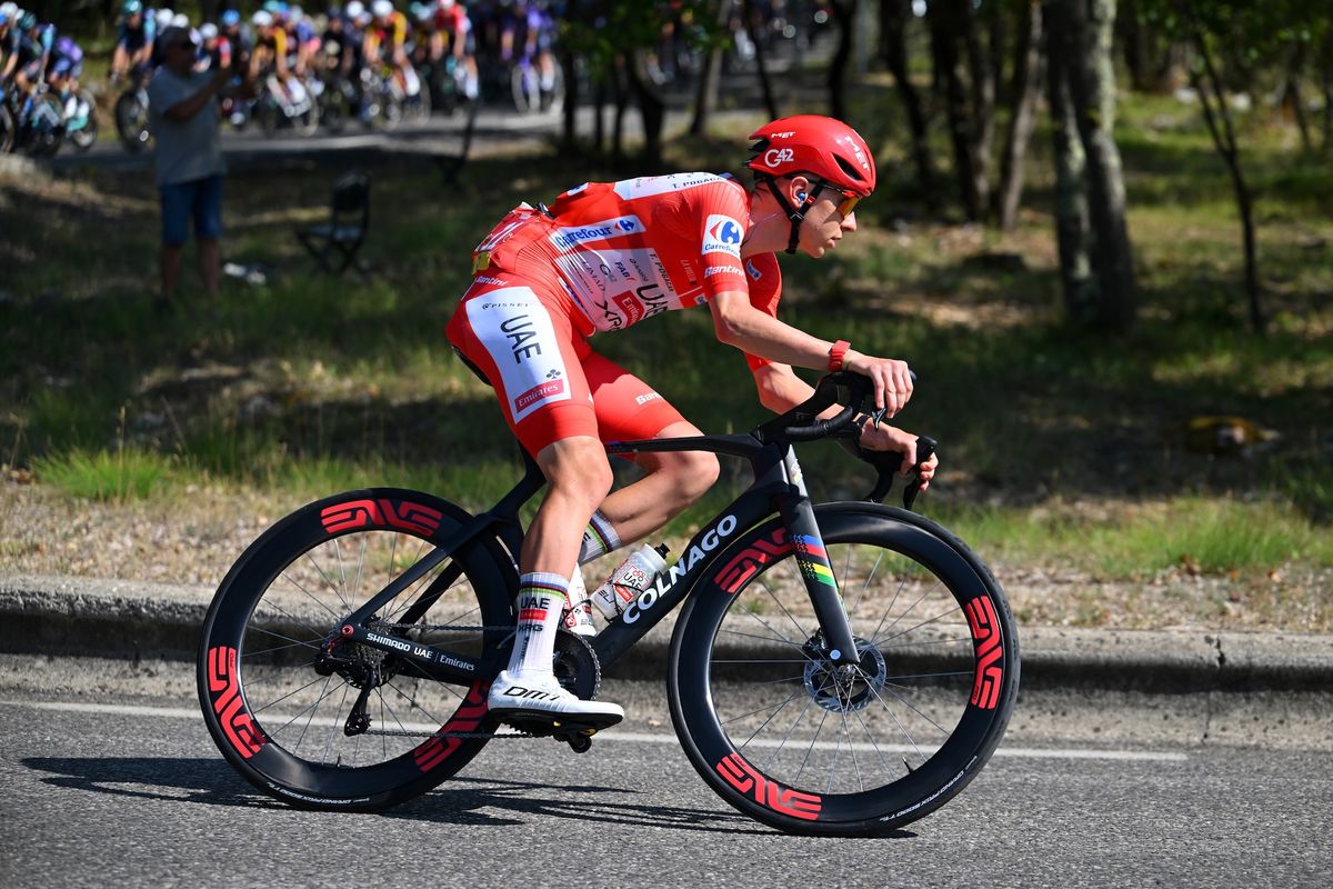 Tadej Pogacar en acción durante la etapa 2 de la Vuelta a España 2026