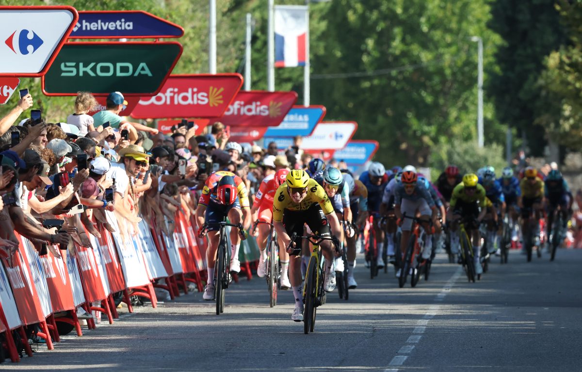 Pelotón en el sprint final de la etapa 2 de la Vuelta a España 2026