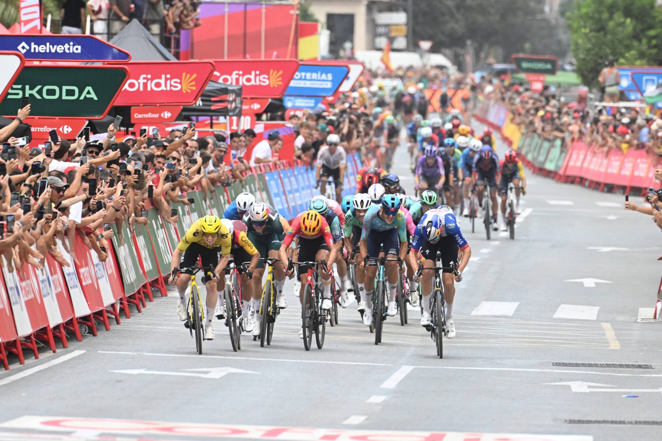 Matthew Brennan en un sprint masivo de la Vuelta a España 2026