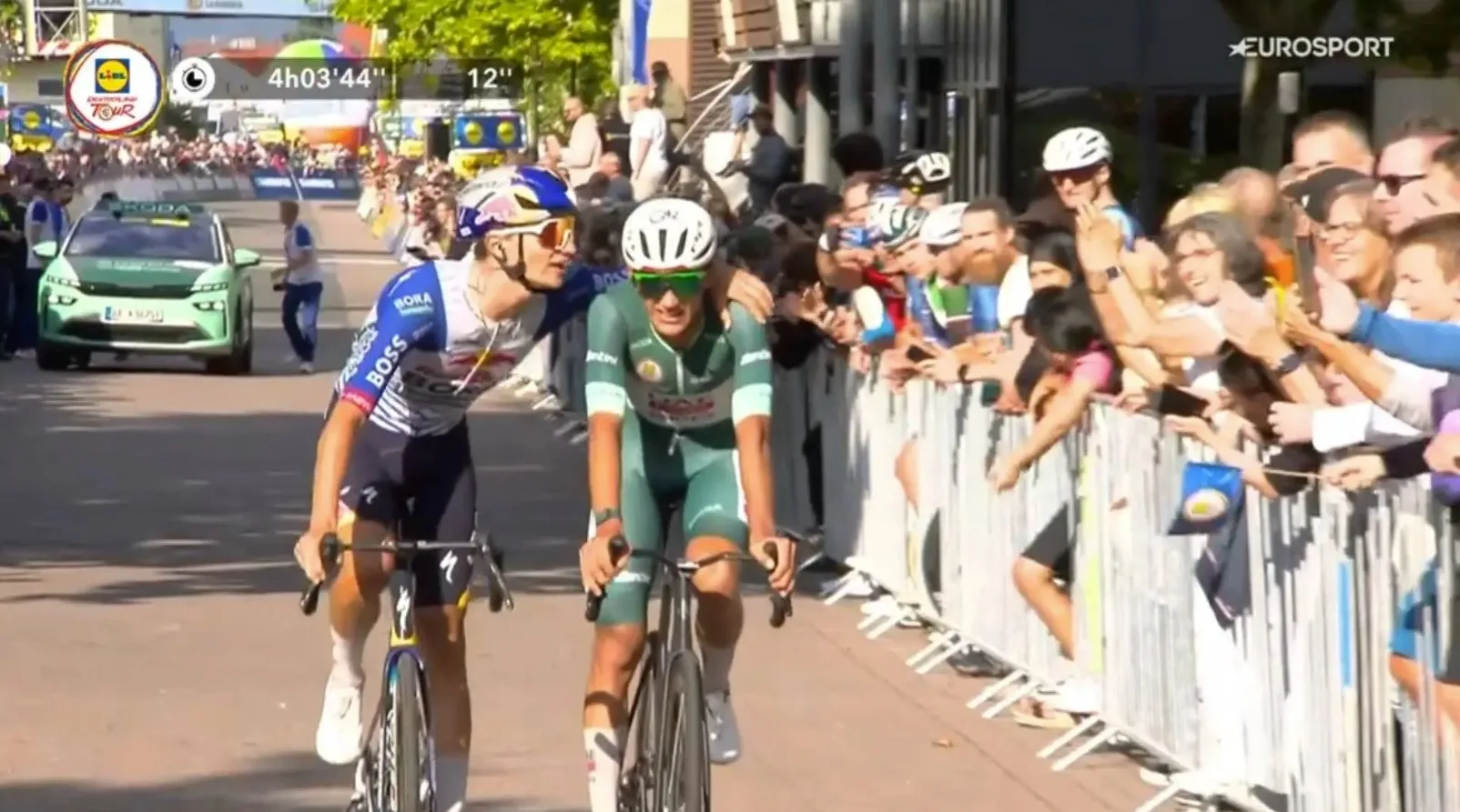 Isaac Del Toro en carrera con UAE Team Emirates-XRG