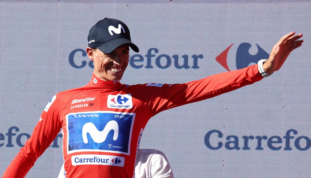 Enric Mas con la camiseta roja durante La Vuelta