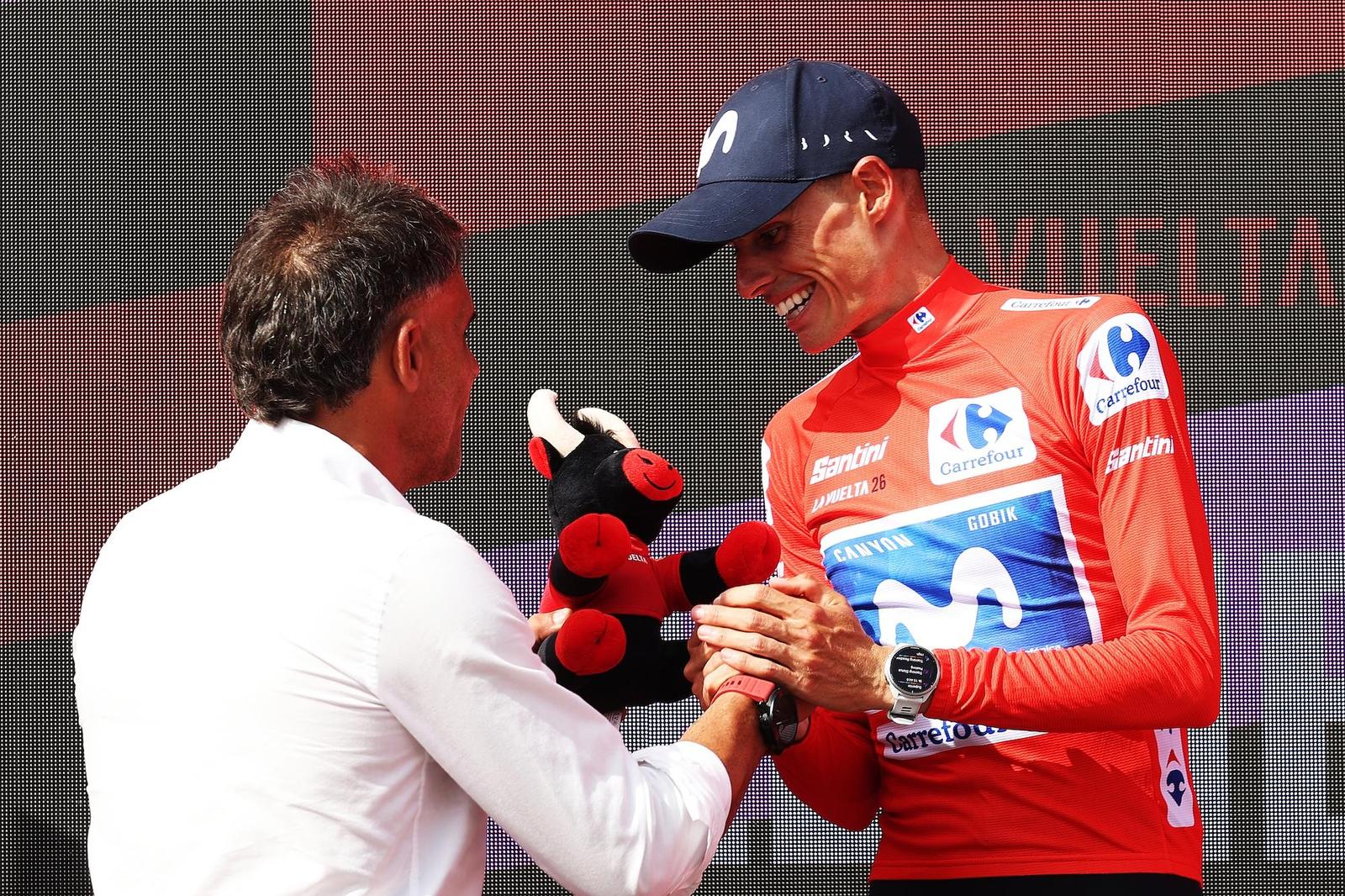 Enric Mas con la camiseta roja de líder de La Vuelta 2026