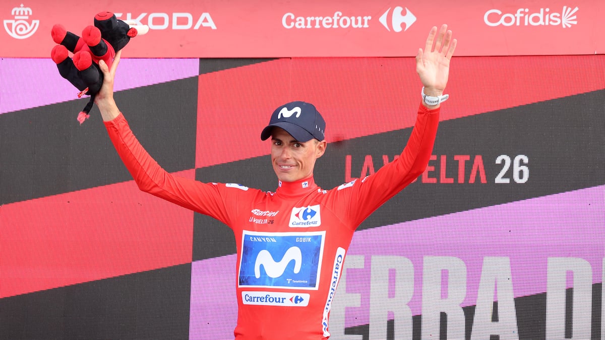 Enric Mas con la camiseta roja en el podio de La Vuelta 2026