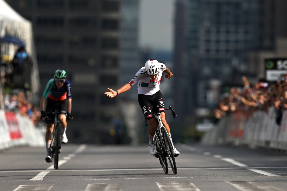 Isaac Del Toro celebra la victoria ante Paul Seixas en el GP de Montreal 2026