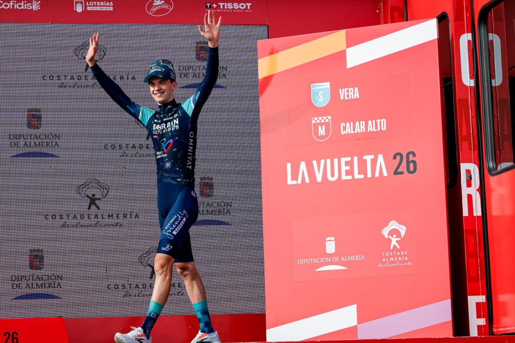 Jakob Omrzel en el podio de la etapa 12 de La Vuelta 2026