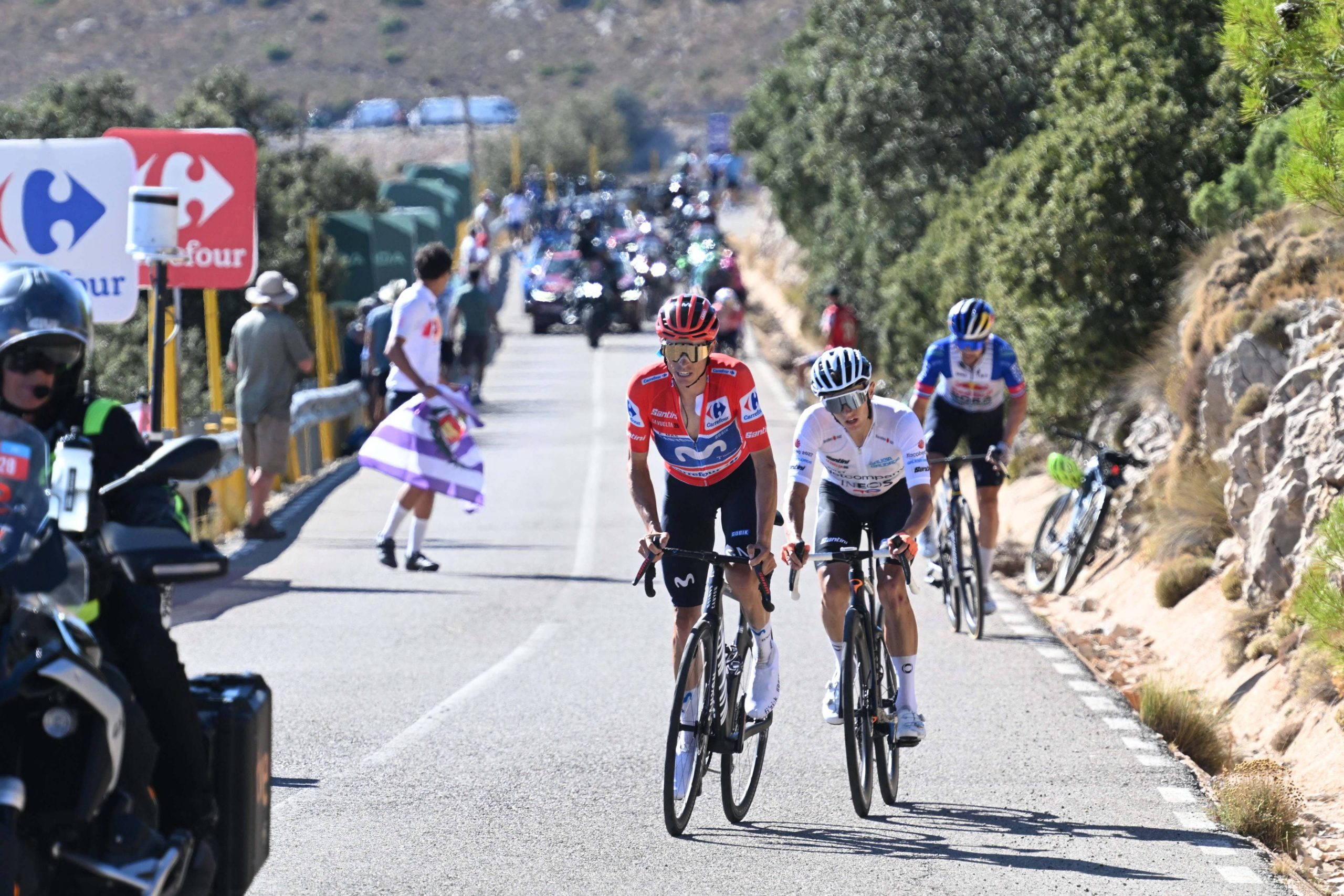 Enric Mas, Oscar Onley y Primoz Rogliè en el pelotón de la Vuelta a España 2026
