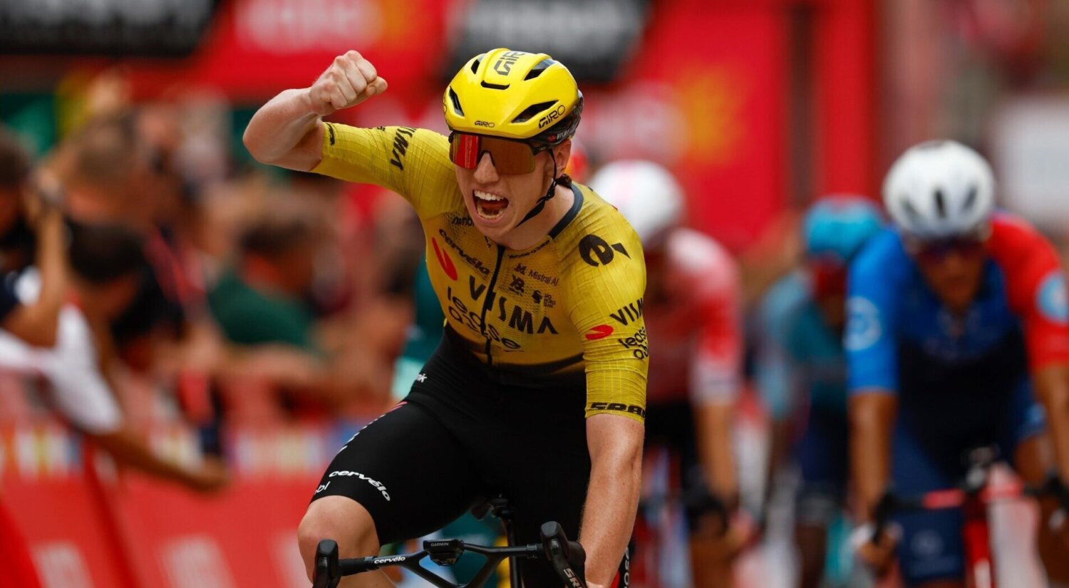 Matthew Brennan celebra su victoria en la etapa 11 de La Vuelta 2026