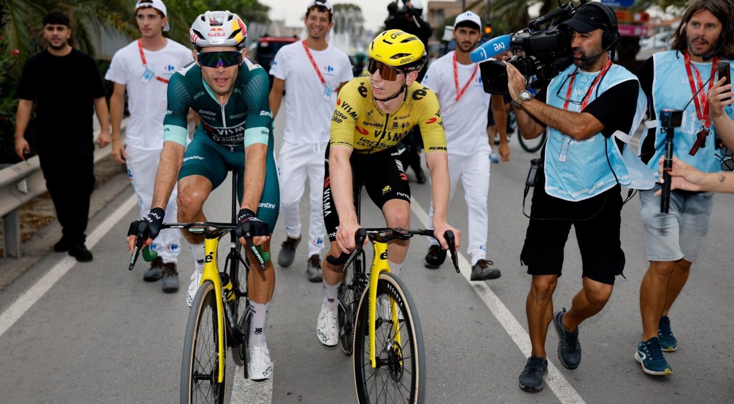 Matthew Brennan y Wout van Aert en la etapa 11 de La Vuelta 2026