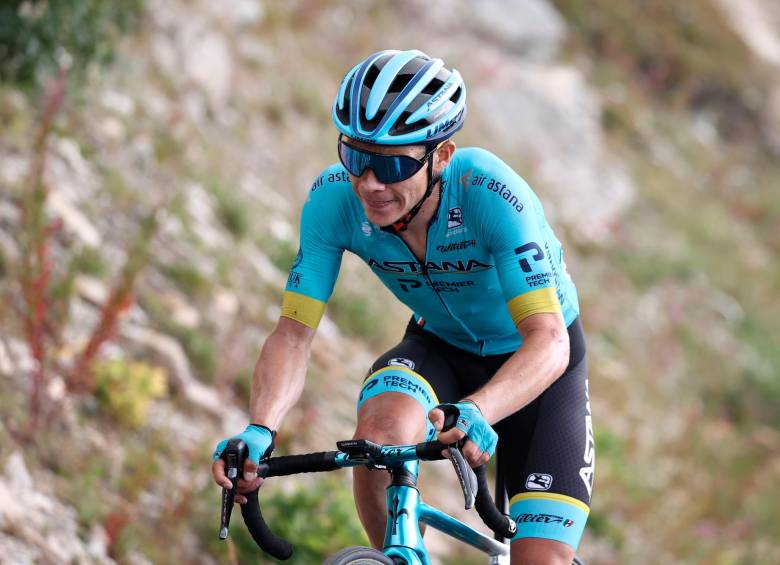 Miguel Ángel López en una subida con Astana