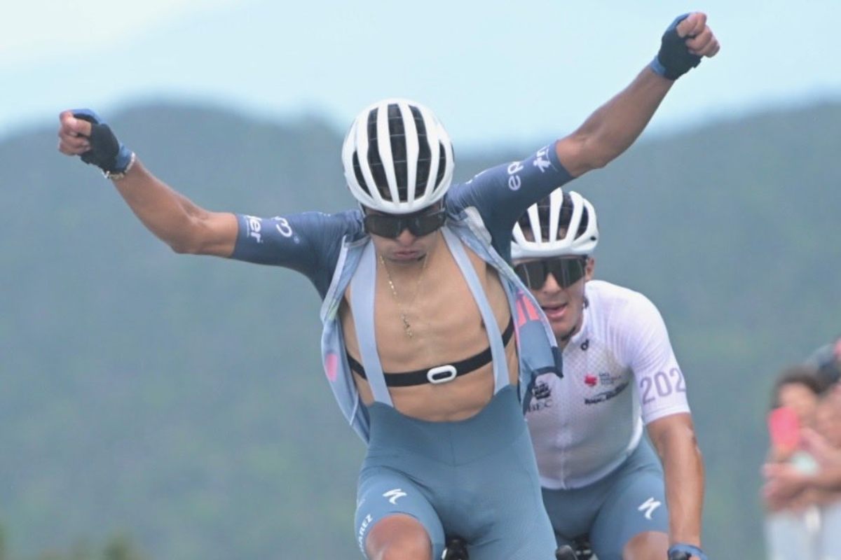 Diego Camargo celebra una victoria del Team Medellín-EPM en 2026