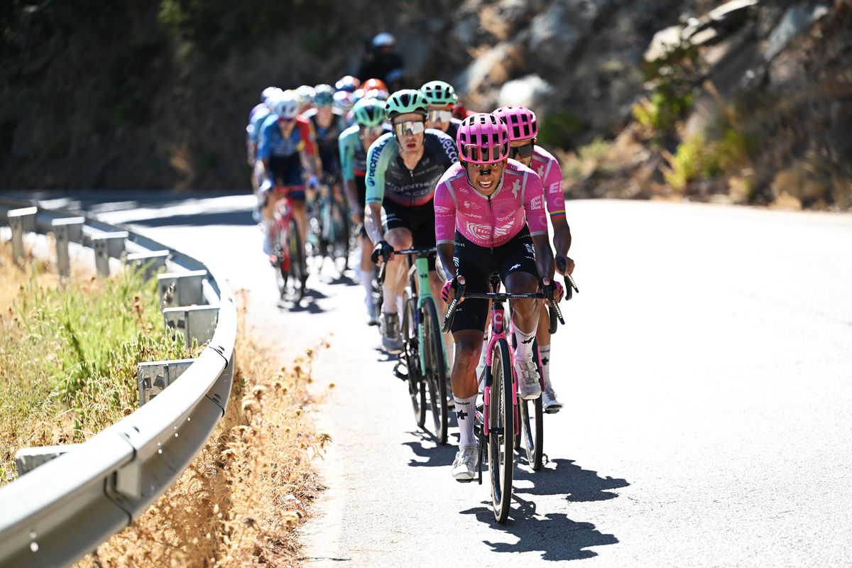 Richard Carapaz al frente del grupo en La Vuelta a España 2026