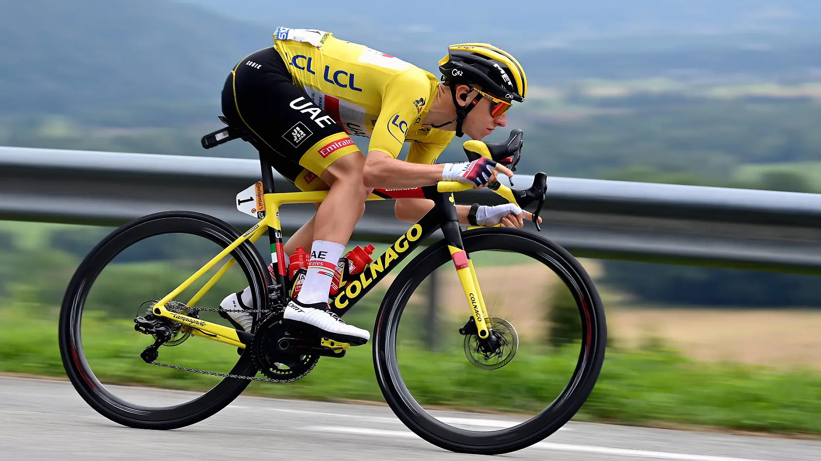 Tadej Pogacar compite sobre una bicicleta Colnago en el Tour de Francia