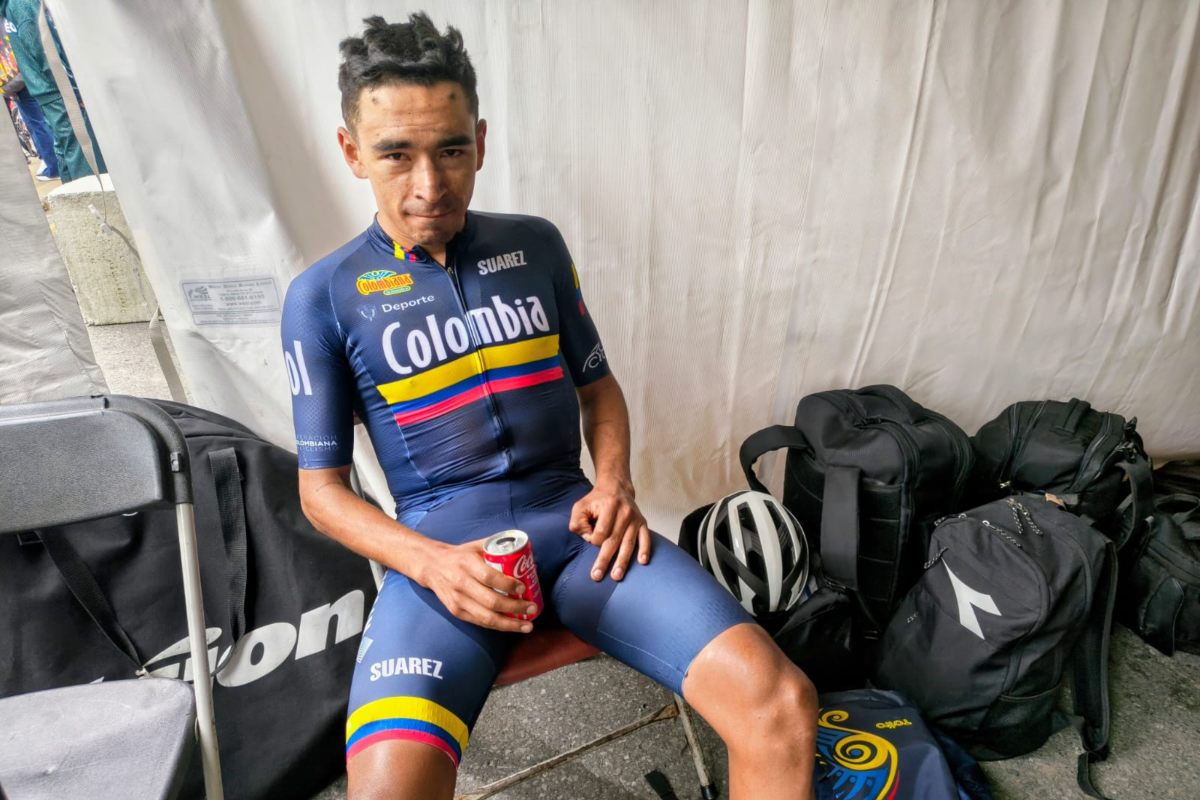 Santiago Buitrago durante una competencia de ruta en 2026