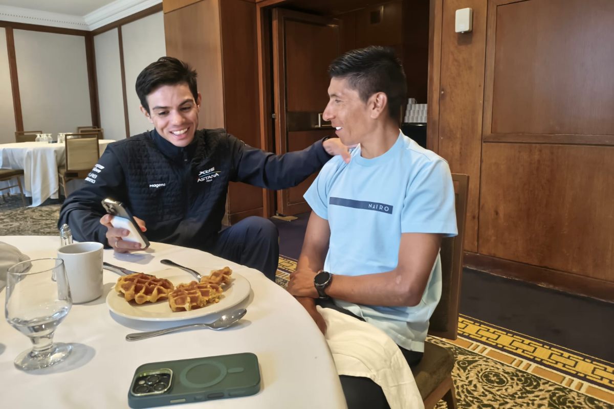 Nairo Quintana y Sergio Higuita durante una competencia de ruta en 2026