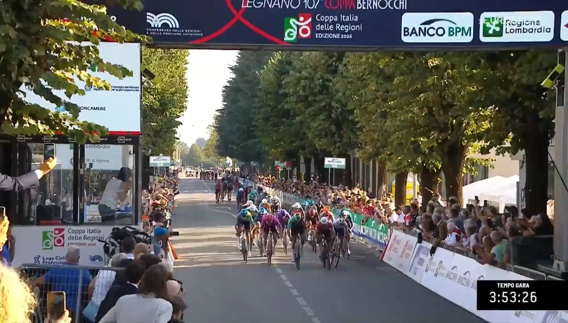 Pelotón de la Coppa Bernocchi 2026 en la llegada de Legnano