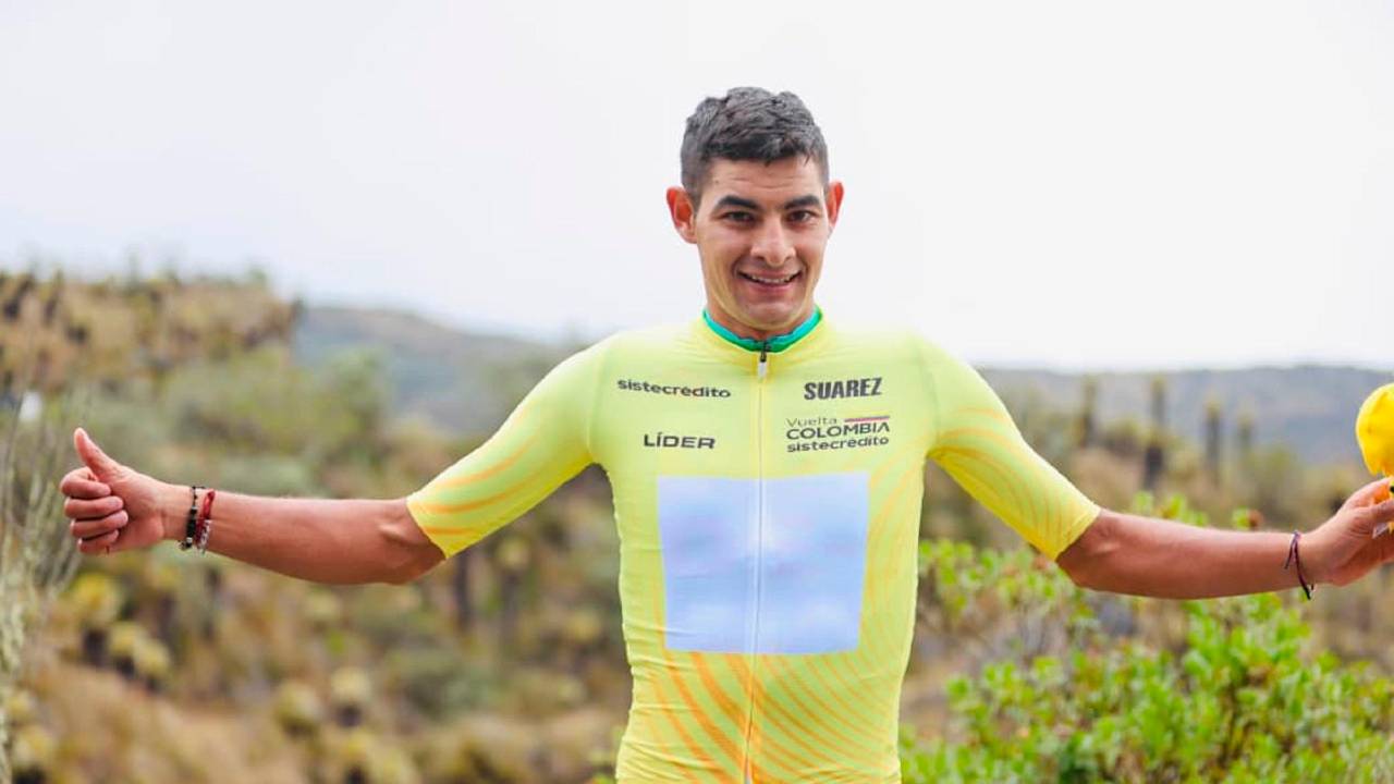 Diego Camargo con el maillot de líder durante la temporada 2026. Crédito: El Colombiano.