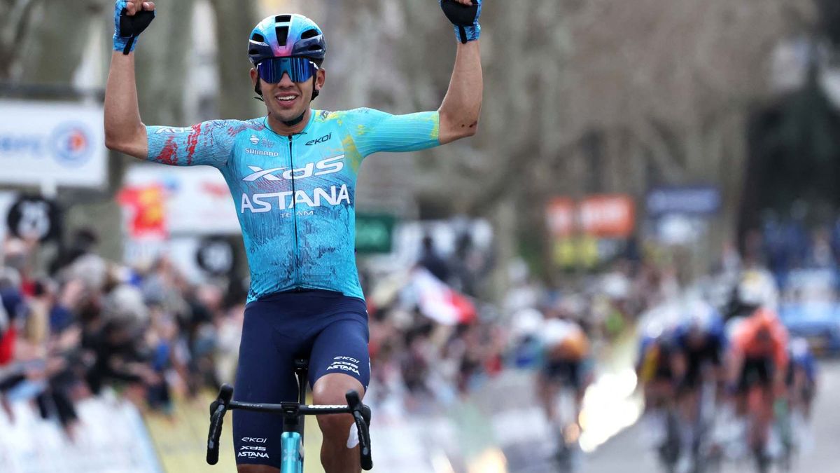 Harold Tejada celebra su victoria en la París-Niza 2026
