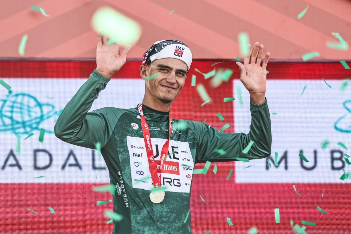Isaac Del Toro celebra una victoria con UAE Team Emirates durante 2026
