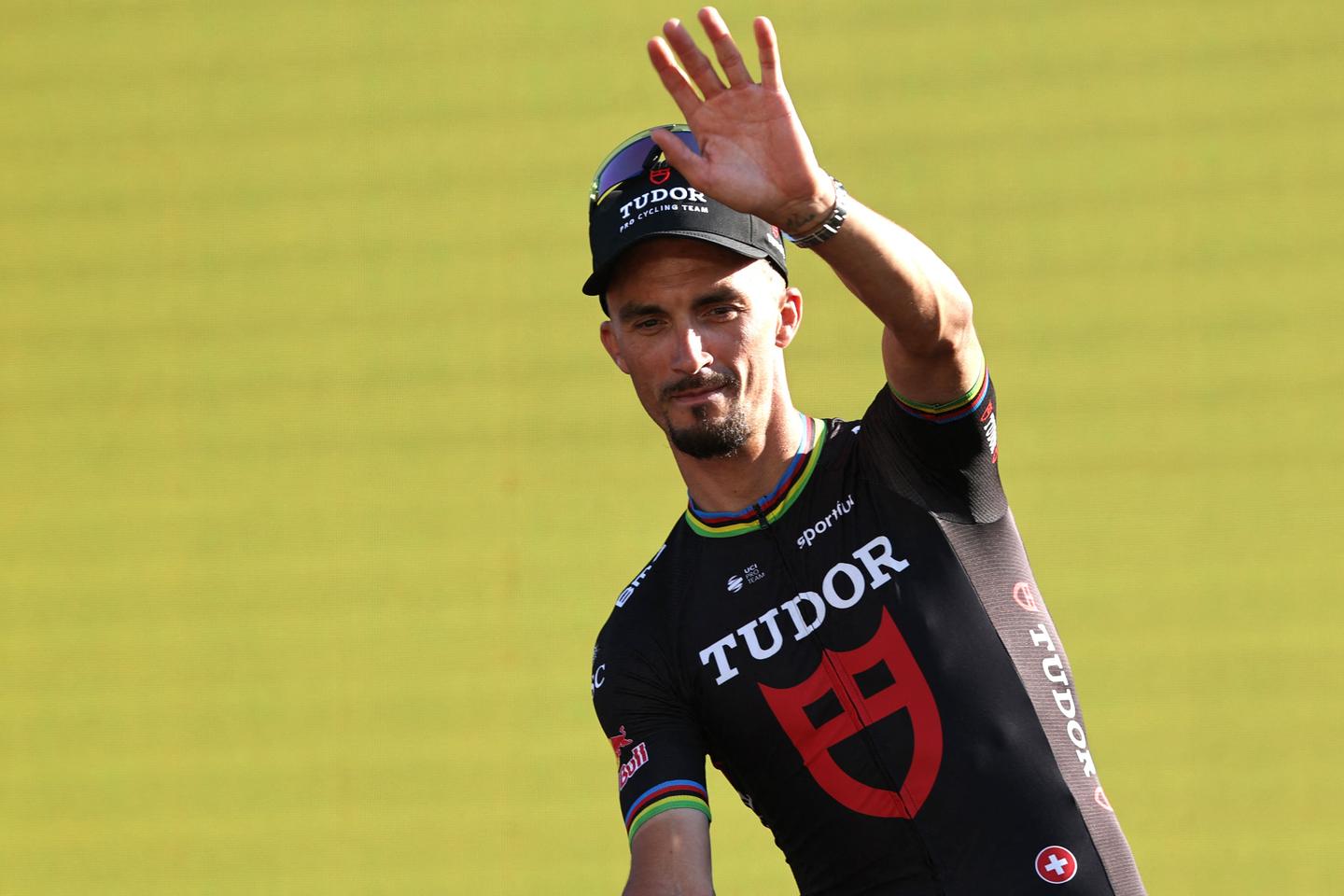 Julian Alaphilippe saluda durante su ultima temporada profesional en 2026
