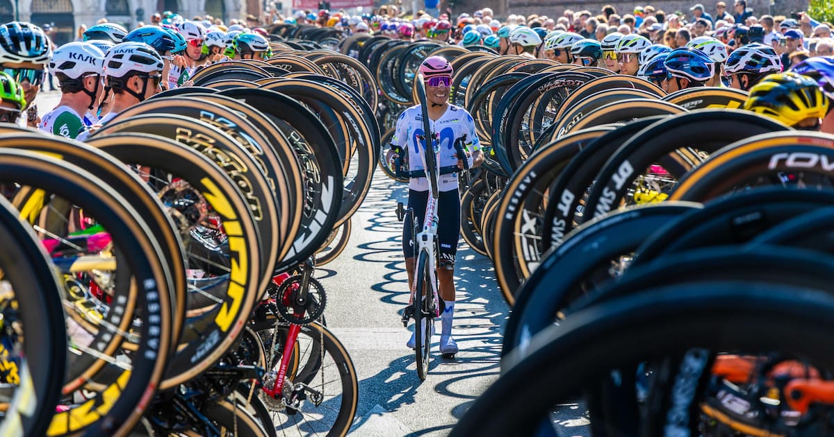 Nairo Quintana durante el homenaje del pelotón en el Giro dell’Emilia 2026
