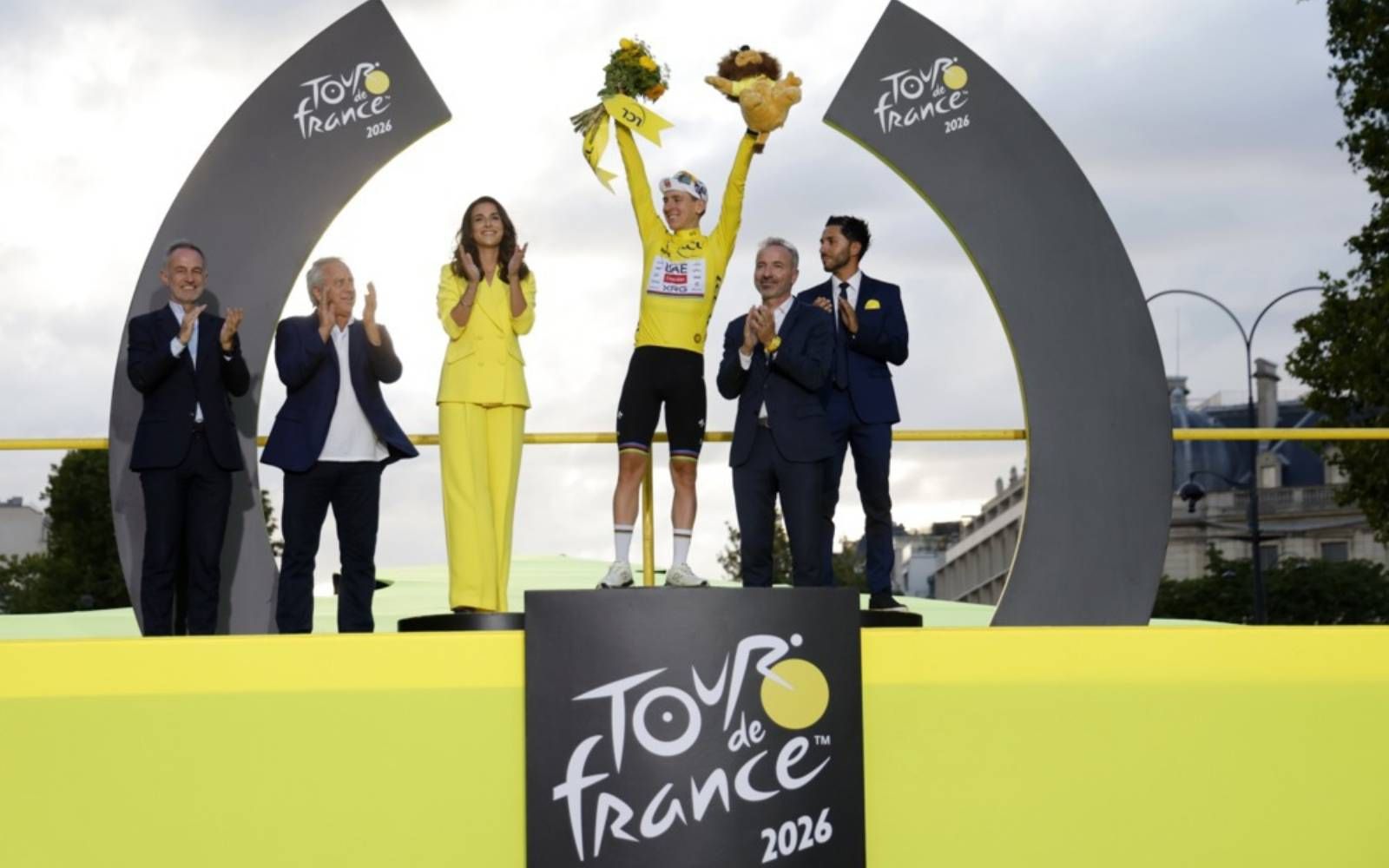 Tadej Pogačar celebra su quinto Tour de Francia