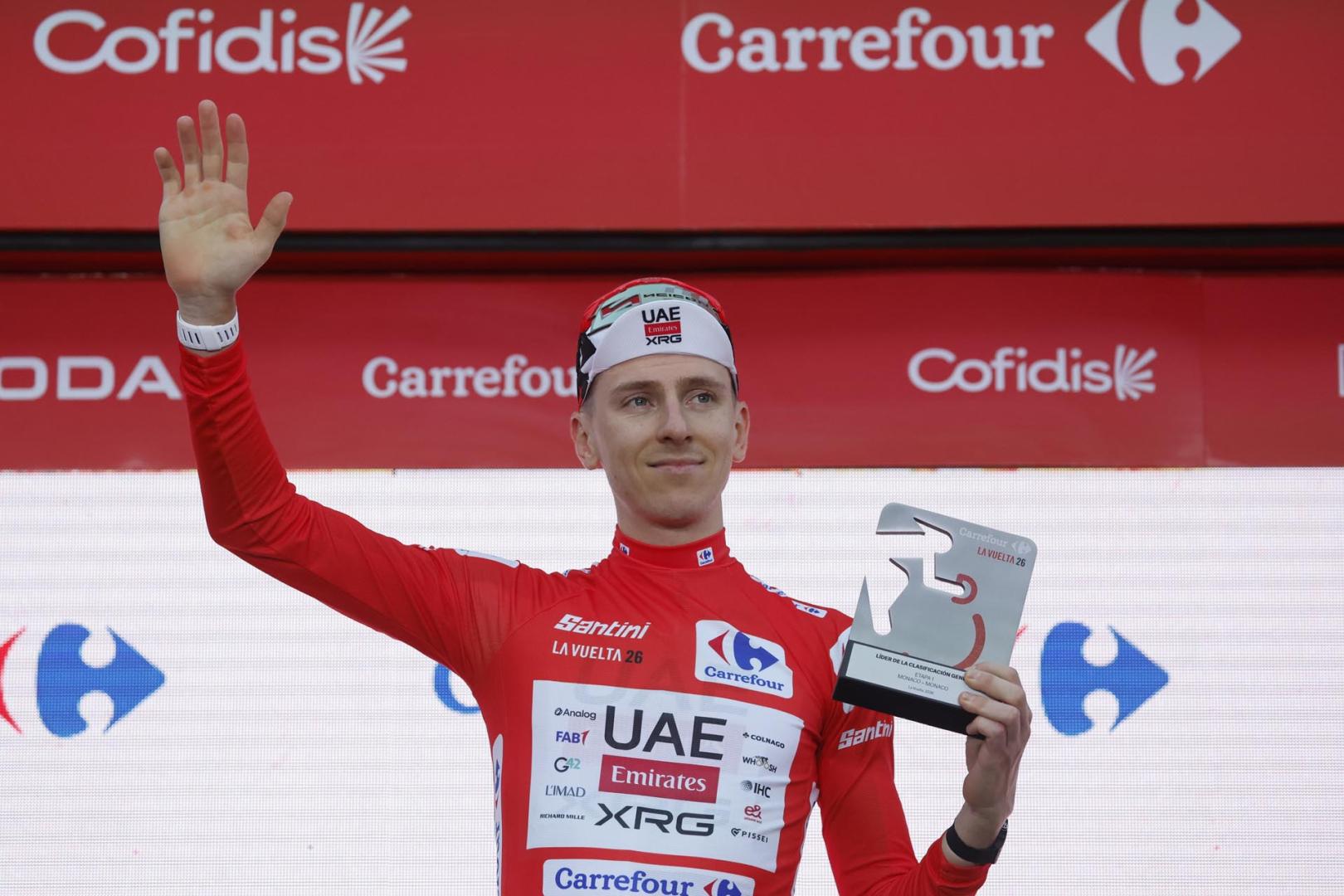 Tadej Pogačar con el maillot rojo de La Vuelta 2026