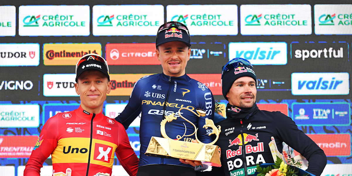 Primoz Roglic en el podio de Milano-Torino 2026