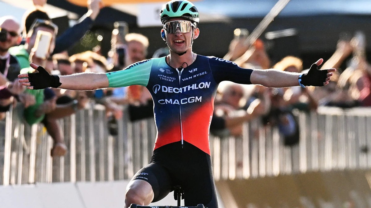 Paul Seixas celebra su victoria en Il Lombardia 2026