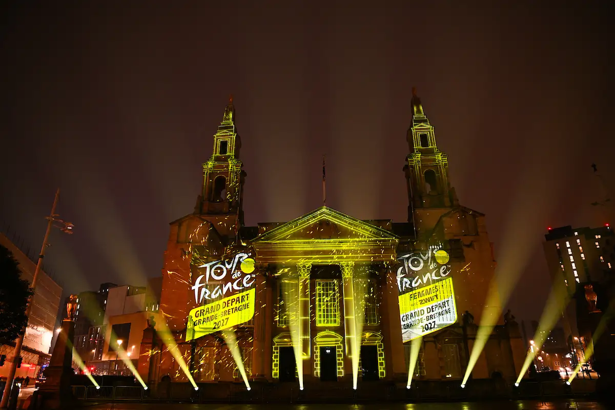 Pelotón ciclista en un escenario del Grand Départ británico de 2027